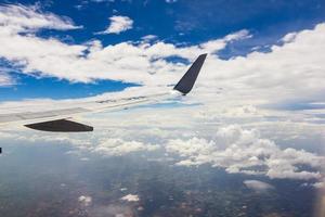 cielo blu con nuvole sull'aereo foto