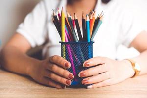 mani e matite colorate foto