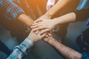 consolidamento delle armi dell'unità del lavoro di squadra foto