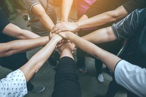 lavoro di squadra con le braccia e le mani. foto