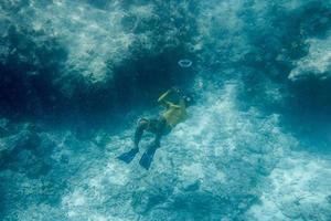 l'uomo scuba diving gioca a bolla nell'oceano foto