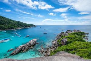 isola di roccia a vela baia di similan nel mare delle andamane foto