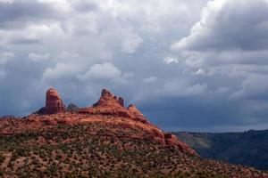 montagne che circondano Sedona in condizioni tempestose foto