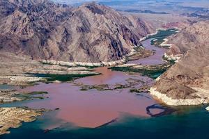 il fiume colorado si unisce al lago idromele foto