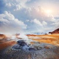 campo di fumarole nella cascata di namafjall godafoss al tramonto. mondo della bellezza foto