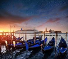 viste fantastiche delle gondole. notte di cielo stellato foto