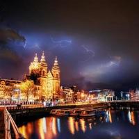 canale di amsterdam. colpo di fulmine sul cielo scuro e nuvoloso. foto