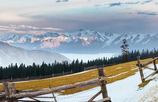 gli ultimi giorni d'inverno in montagna ucraina foto