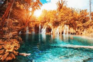 viste panoramiche sull'acqua turchese e sulla luce del sole. foto