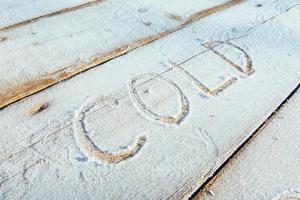 scrivere sulla neve. struttura in legno. foto