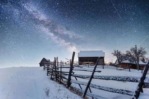 chalet in montagna di notte sotto le stelle. foto