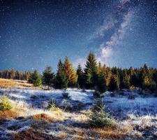 fantastica pioggia di meteoriti invernali e le montagne innevate foto