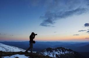 turista guarda il paesaggio. tramonto bellissimo foto