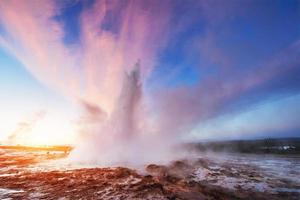 eruzione del geyser Strokkur in Islanda. fantastici colori brillano foto