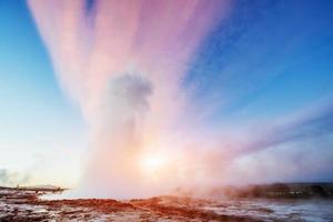 eruzione del geyser Strokkur in Islanda. fantastici colori brillano foto