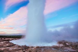 eruzione del geyser Strokkur in Islanda. colori fantastici. Bellissima foto