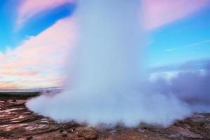 eruzione del geyser Strokkur in Islanda. colori fantastici. Bellissima foto