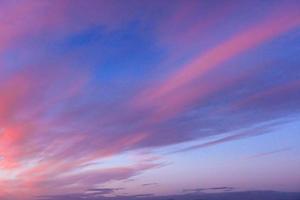 nuvole arancioni rosa sul cielo blu foto