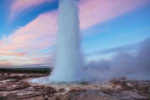 eruzione del geyser Strokkur in Islanda. colori fantastici. Bellissima foto