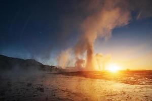 fantastica eruzione del geyser Strokkur al tramonto in Islanda foto