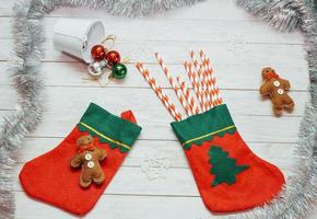 stivali rossi di babbo natale, scarpe con caramelle colorate, foto