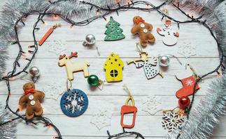 addobbi natalizi e ghirlande di luci su sfondo bianco in legno foto
