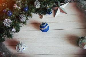 accessori di natale nel ramo di un albero di abete blu su bianco. foto