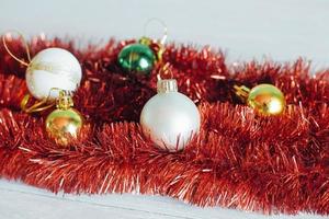 pioggia e palline per l'albero di natale. in attesa dell'ho foto