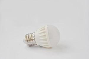 lampadina led 60 v 6 watt e27 su sfondo bianco. foto