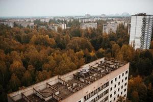 vista panoramica aerea della zona di esclusione di chernobyl con le rovine della città fantasma abbandonata della radioattività della zona di pripyat con edificio vuoto. foto