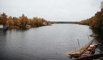 traghetto abbandonato sul fiume pripyat a chernobyl, ucraina. foto