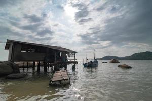 capanna di legno del pescatore nella giornata nuvolosa foto