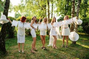 ragazze che indossano abiti bianchi che si divertono ad addio al nubilato. foto