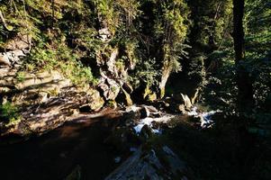 fiume di montagna veloce a suset sulle montagne dei Carpazi foto