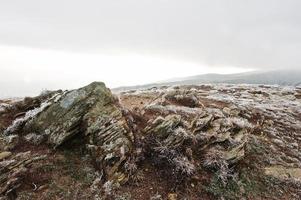 roccia ghiacciata sulla collina di montagna alle montagne dei Carpazi. foto