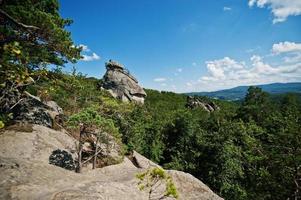 dovbush rocks, gruppo di strutture naturali e artificiali scavate nella roccia nell'Ucraina occidentale foto