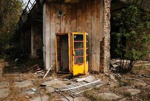 vecchia cabina telefonica sovietica arrugginita nella città fantasma di chernobyl, ucraina. foto