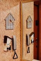 citofono con chiavi e specchio vicino all'ingresso di casa. foto