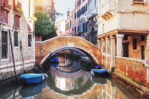 gondole sul canale di venezia. è una popolare destinazione turistica d'Europa foto