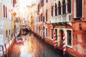 gondole sul canale di venezia. è una popolare destinazione turistica d'Europa foto