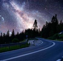 fantastico cielo stellato e maestose montagne nella nebbia. drammatica bella mattina. paesaggio autunnale. per gentile concessione della nasa foto