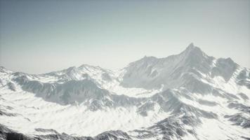 paesaggio di montagna invernale del Caucaso con ghiacciai bianchi e picco roccioso foto