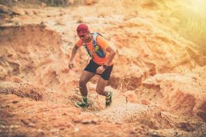 un corridore uomo di trail e piedi d'atleta che indossa scarpe sportive per il trail running in montagna foto