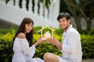 amante delle coppie romantiche felici che parlano e bevono vino mentre fanno un picnic foto