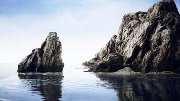 isola tropicale rocciosa nell'oceano foto