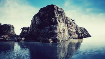 vista estiva di grotte marine e scogliere rocciose foto