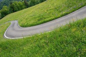 strada con curve di montagna foto