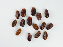 date sparse isolate su uno sfondo bianco. concetto di ramadan di frutta sana foto