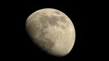 la luna nel cielo notturno. sfondo lunare nero. carta da parati con la luna. foto