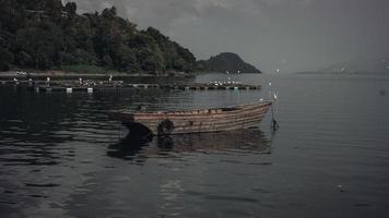 vecchia barca in mare foto